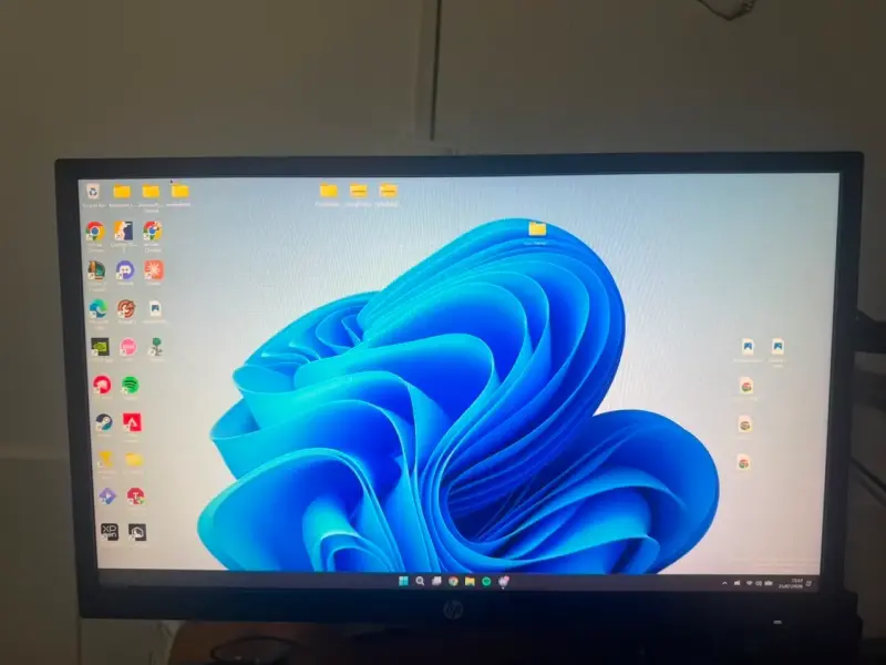 Monitor HP de 21,5 pulgadas en buen estado - 1