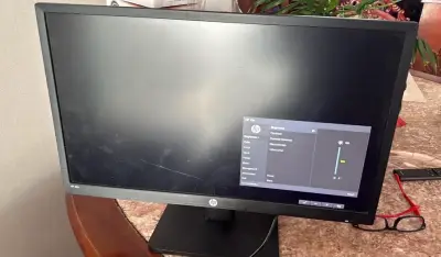 Monitor HP de 21,5  pulgadas en buen estado - miniatura 2