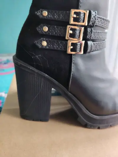 Botines de cuero negro con hebillas - miniatura 1