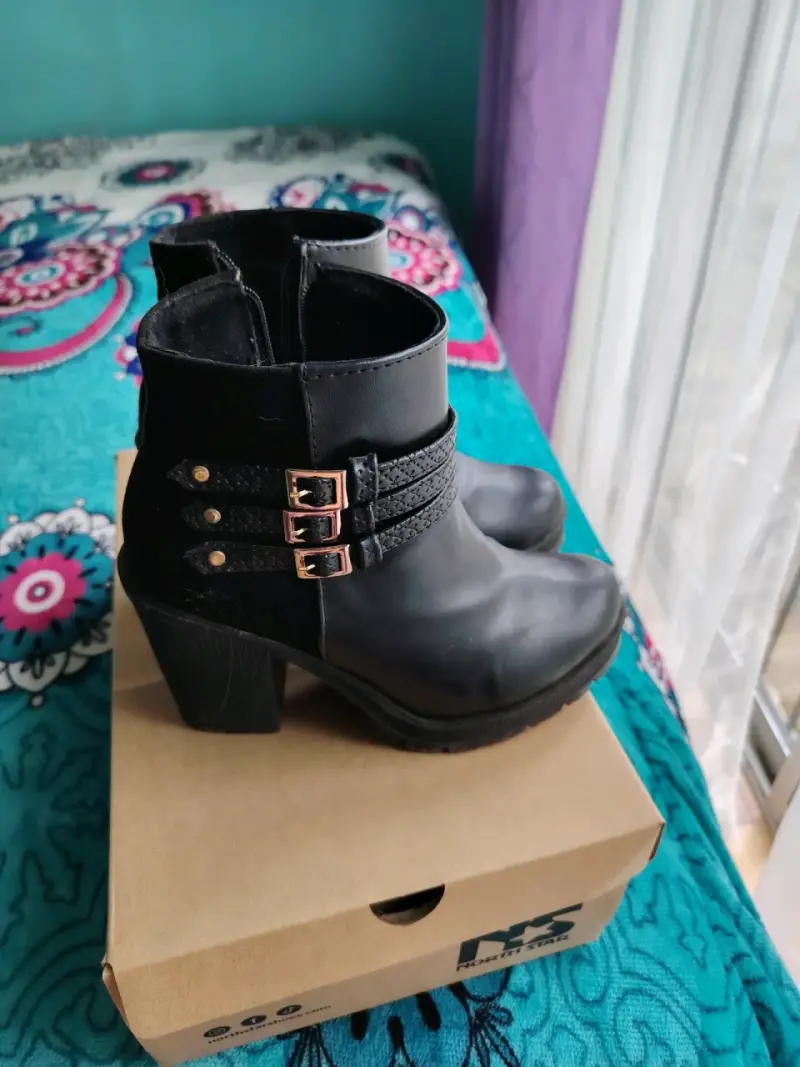 Botines de cuero negro con hebillas - 2