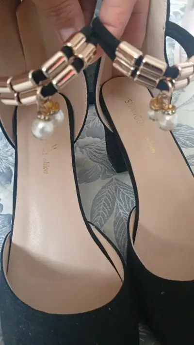Zapatos de tacón negro con detalles dorados - miniatura 2