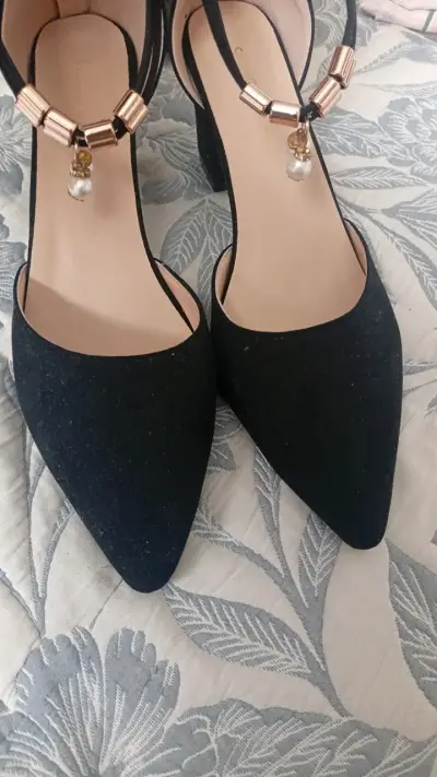 Zapatos de tacón negro con detalles dorados - miniatura 3
