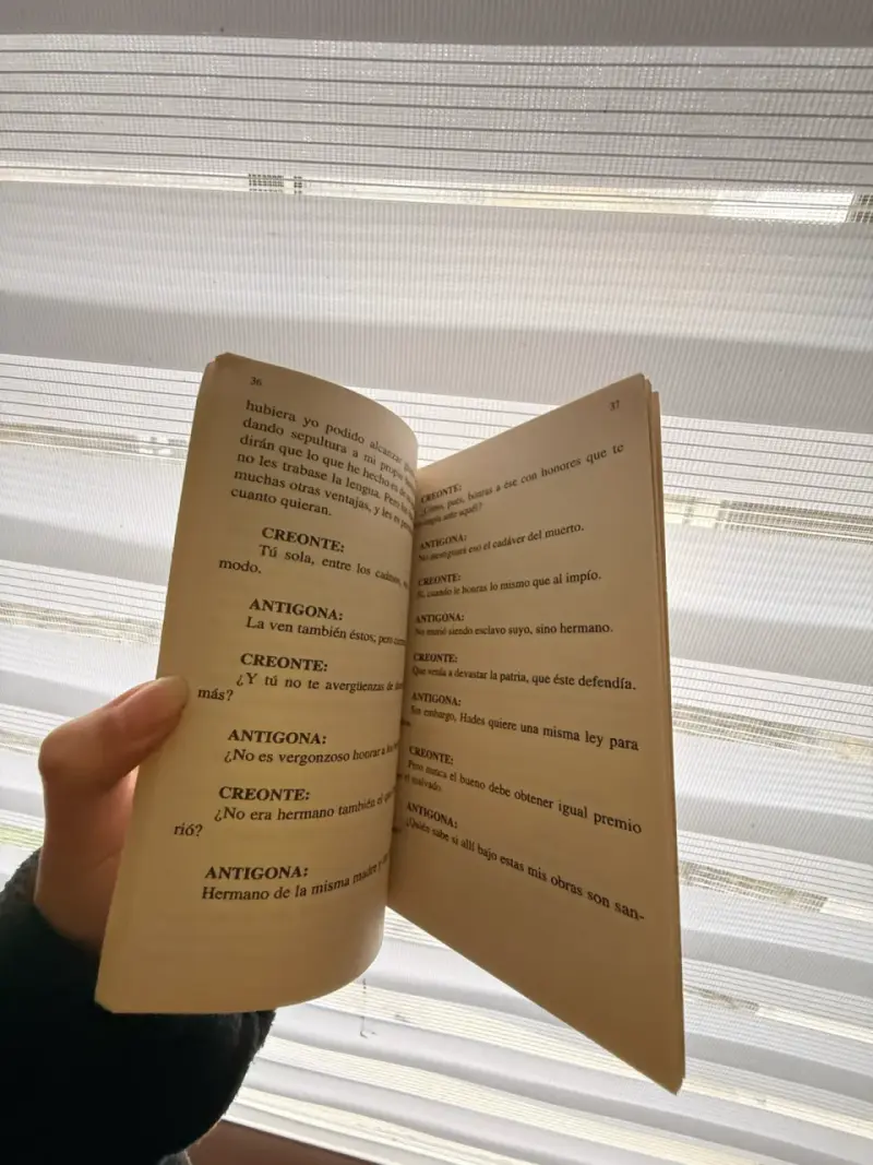 Libro Antígona de Sófocles Edición Biblioteca Básica Universal - 2