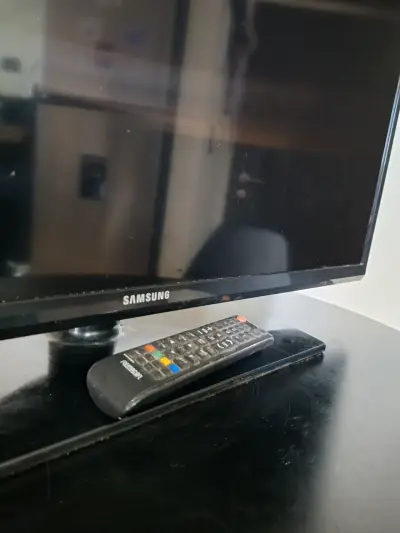 Televisor Samsung de 32 pulgadas en buen estado - miniatura 4