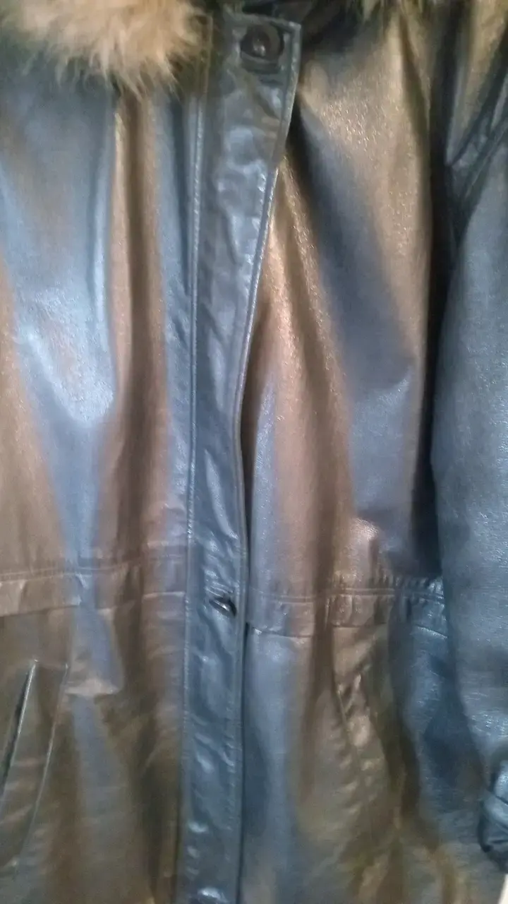 Abrigo de cuero negro con capucha de piel - 1