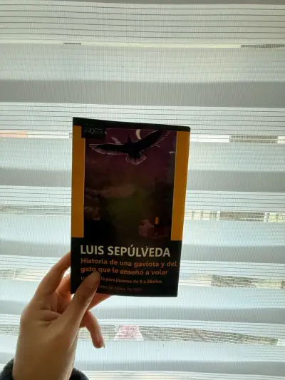 Libro 'Historia de una gaviota y del gato que le enseñó a volar' de Luis Sepúlveda - miniatura 1