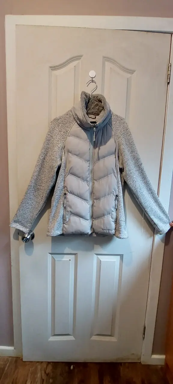 Chaqueta acolchada gris para mujer