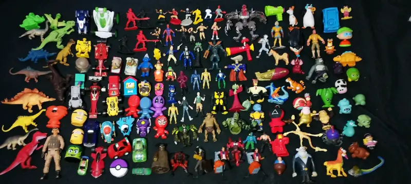 Lote de figuras y juguetes variados - 1