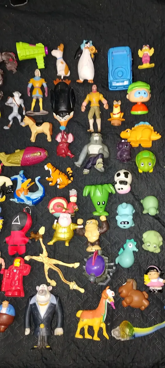 Lote de figuras y juguetes variados - 2
