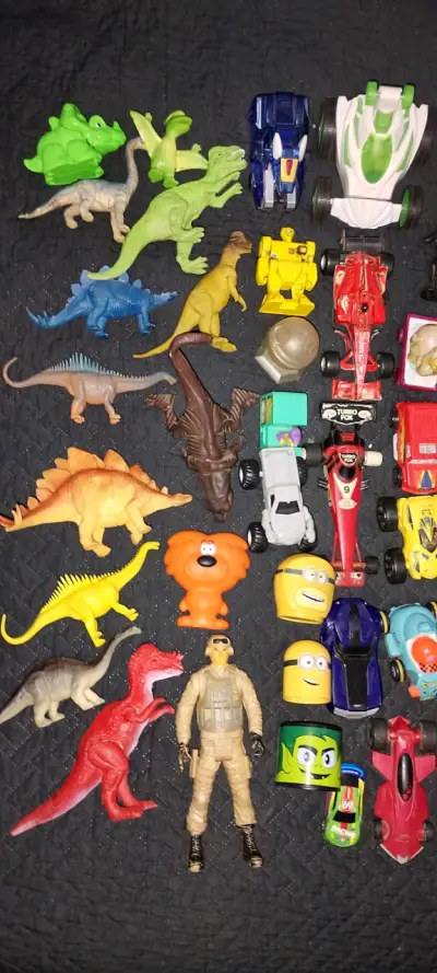 Lote de figuras y juguetes variados - miniatura 5