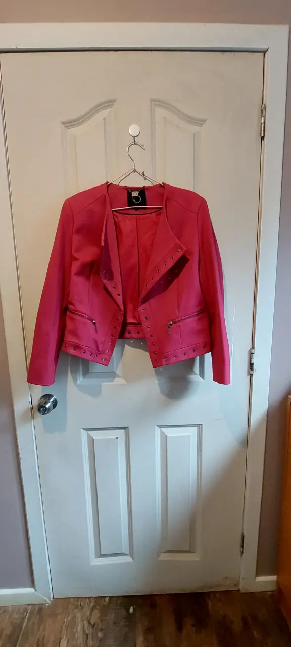Chaqueta de mujer fucsia con tachas