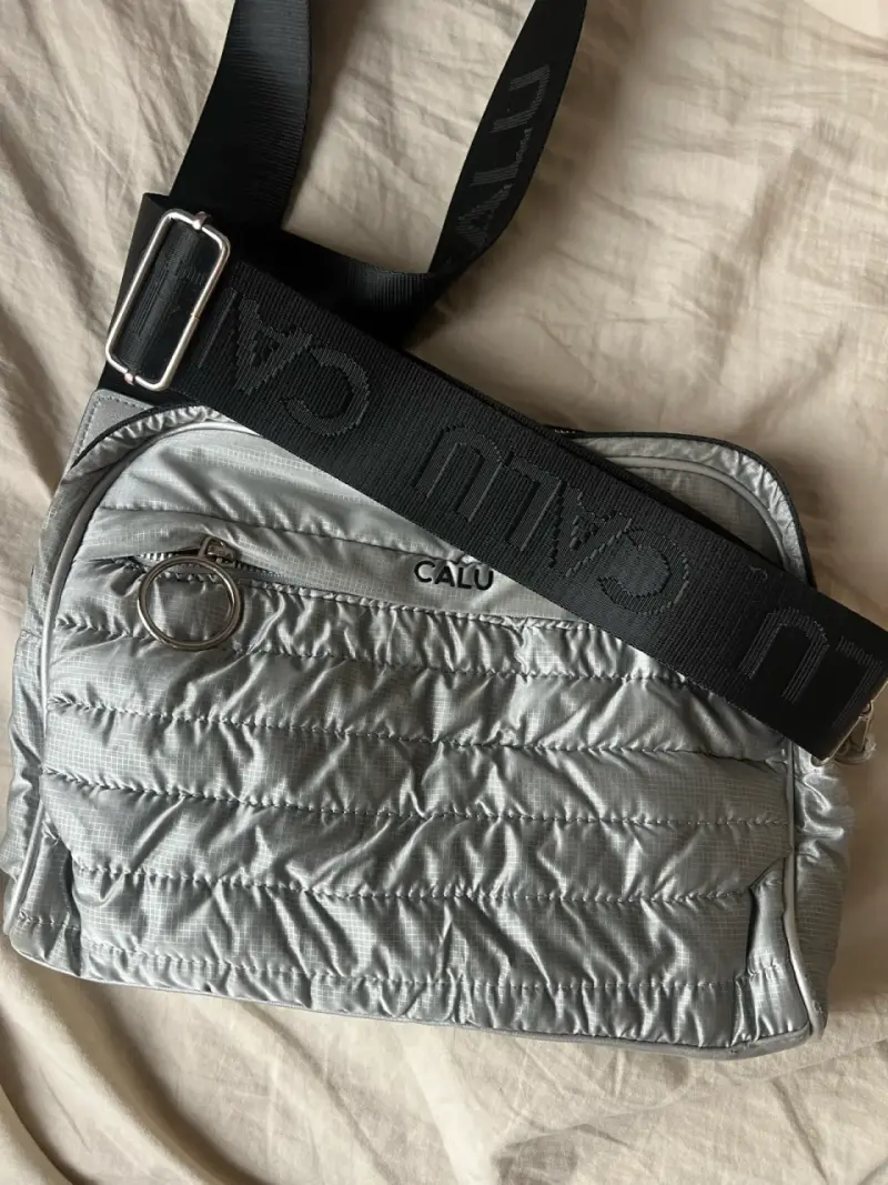Bolso cruzado plateado Calu con correa ajustable - 1