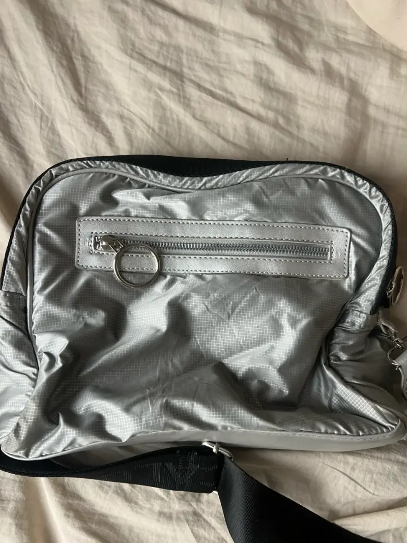 Bolso cruzado plateado Calu con correa ajustable - 2