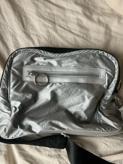 Bolso cruzado plateado Calu con correa ajustable - miniatura 2