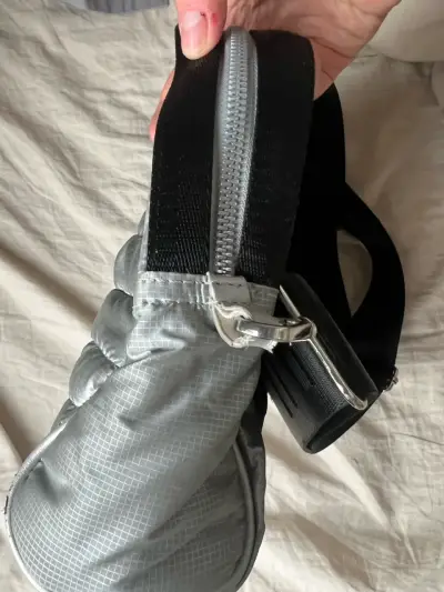 Bolso cruzado plateado Calu con correa ajustable - miniatura 4