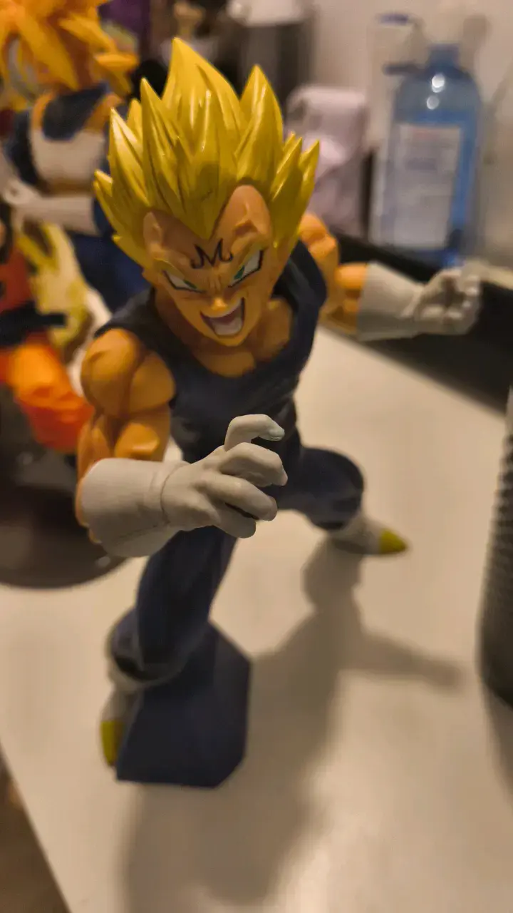 Figura de acción Vegeta Majin Super Saiyan - 1