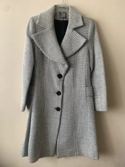Abrigo negro de lana para mujer - miniatura 3