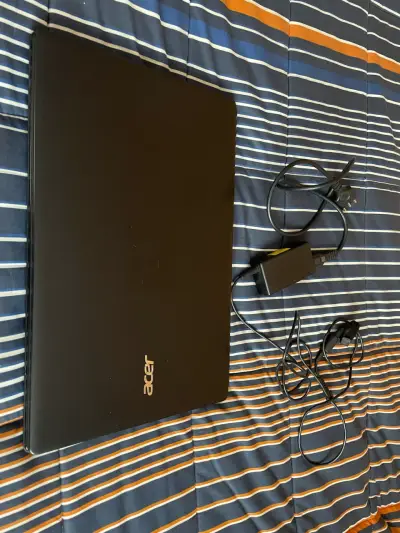 Laptop Acer con procesador AMD A6 y cargador - miniatura 1