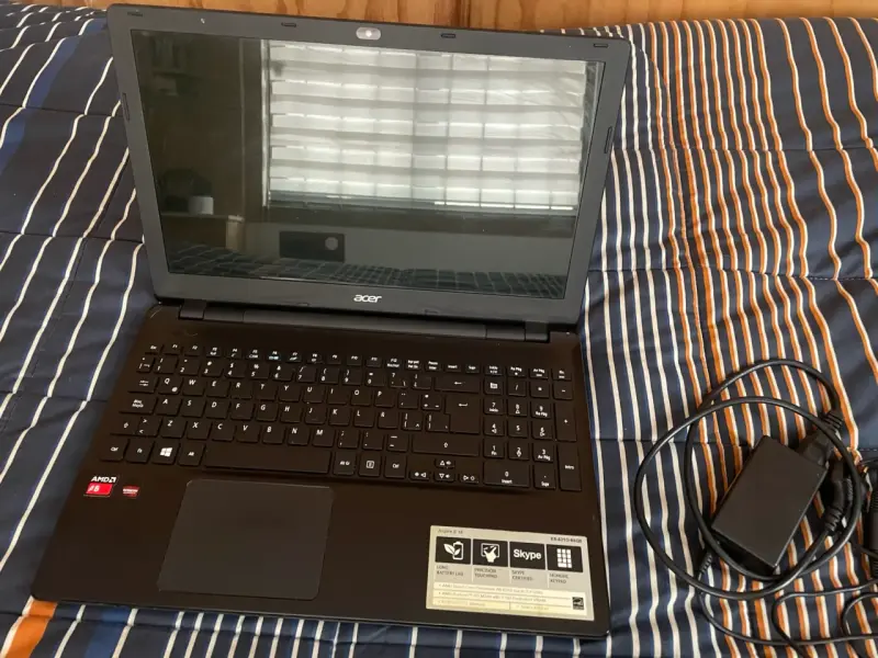 Laptop Acer con procesador AMD A6 y cargador - 2