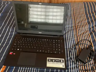 Laptop Acer con procesador AMD A6 y cargador - miniatura 2