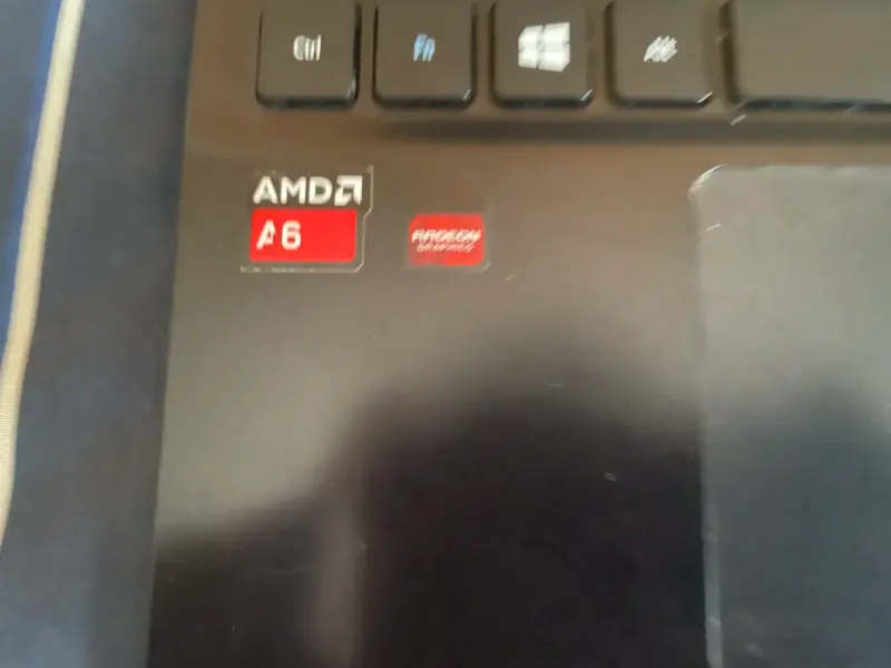 Laptop Acer con procesador AMD A6 y cargador - 3