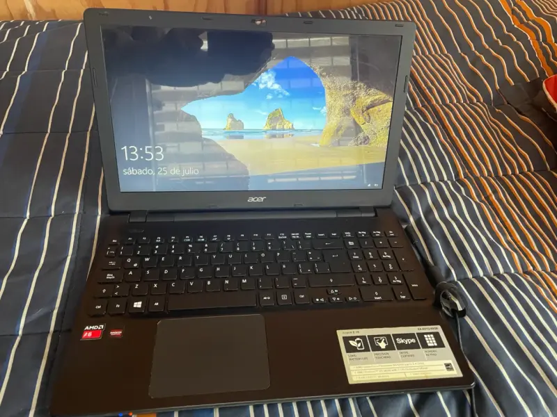 Laptop Acer con procesador AMD A6 y cargador - 4