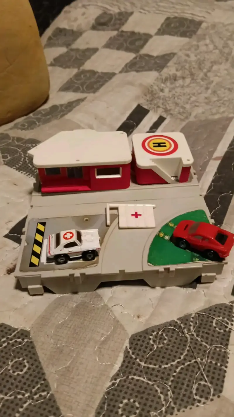 Set de juego de autos de emergencia con helipuerto - 1