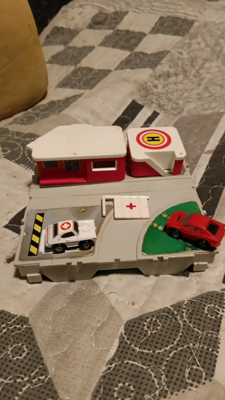 Set de juego de autos de emergencia con helipuerto - 3