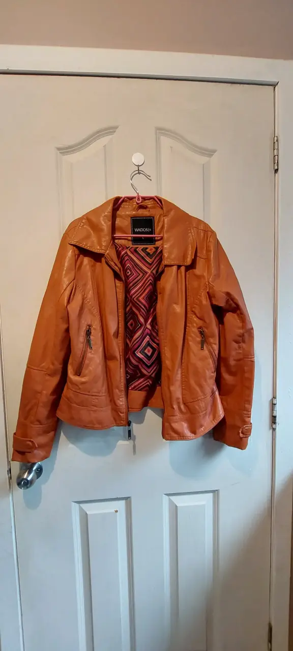 Chaqueta de cuero sintético color naranjo mujer