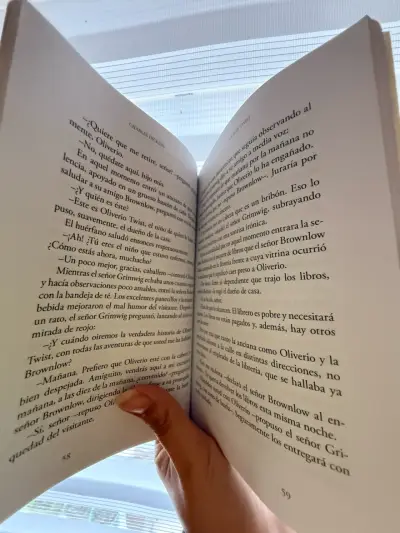 Libro Oliver Twist de Charles Dickens - miniatura 2