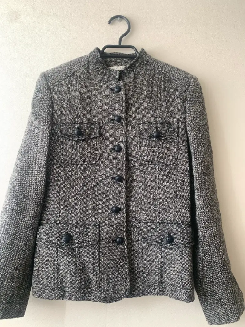 Chaqueta de tweed gris con botones decorativos