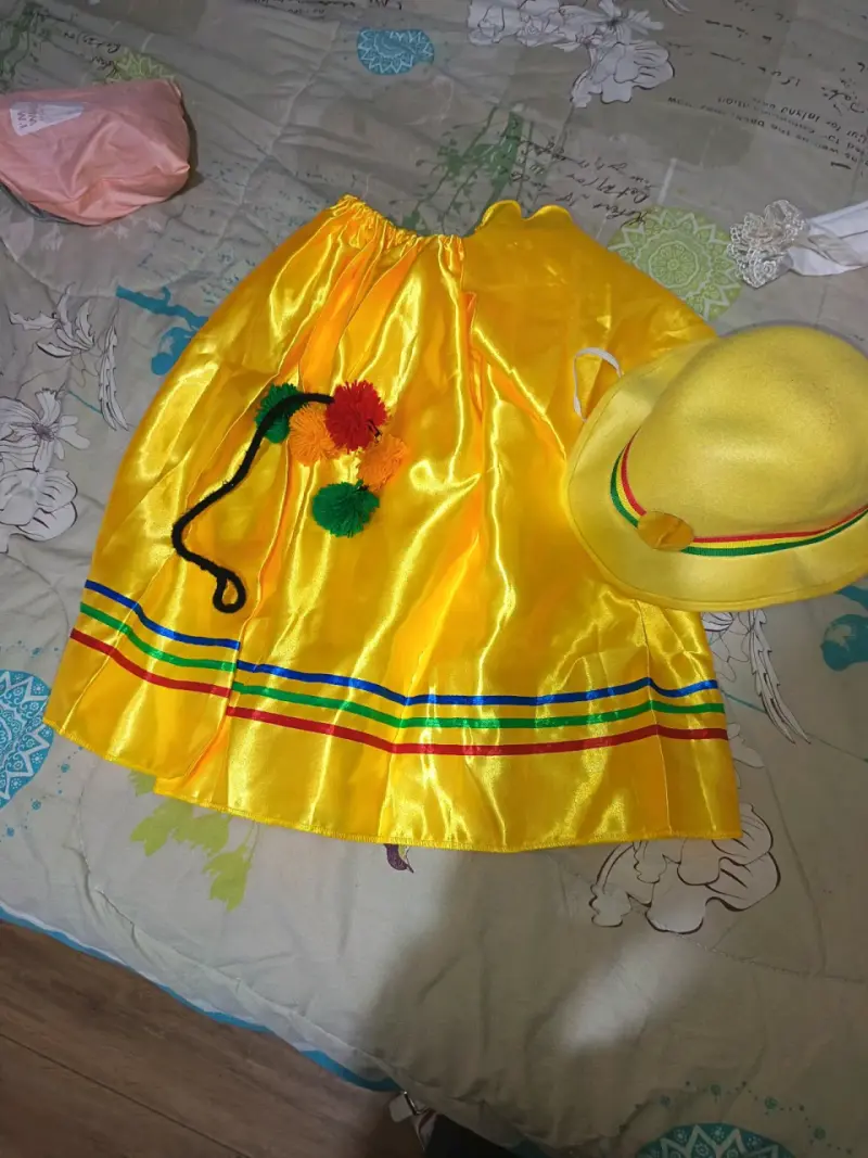 Disfraz típico amarillo con sombrero talla estanda