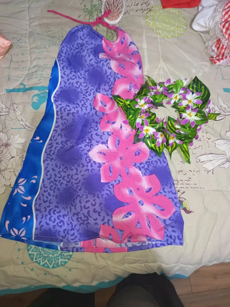 Vestido hawaiano floral con corona de  flores