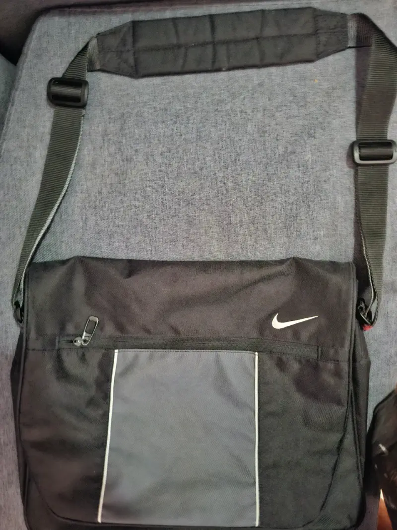 Bolso bandolera Nike negro con compartimentos