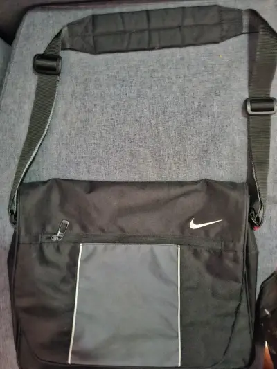 Bolso bandolera Nike negro con compartimentos - miniatura 1
