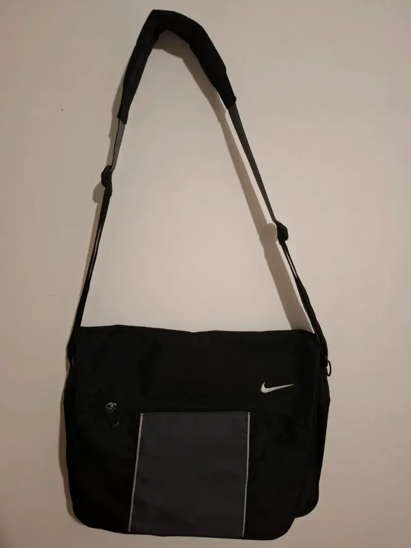 Bolso bandolera Nike negro con compartimentos - 4
