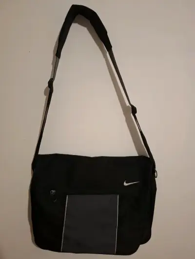 Bolso bandolera Nike negro con compartimentos - miniatura 4