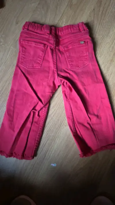 Jeans rojos para niños con broches - miniatura 2