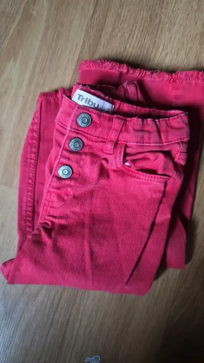 Jeans rojos para niños con broches - miniatura 3