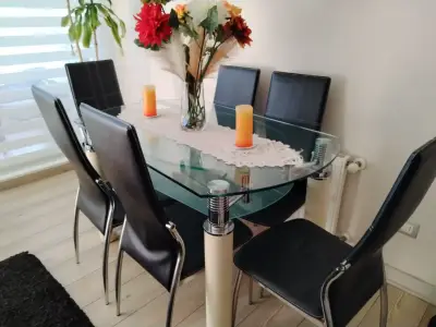 Juego de comedor de vidrio con sillas negras - miniatura 1