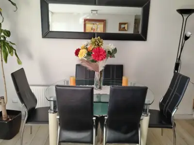 Juego de comedor de vidrio con sillas negras - miniatura 2