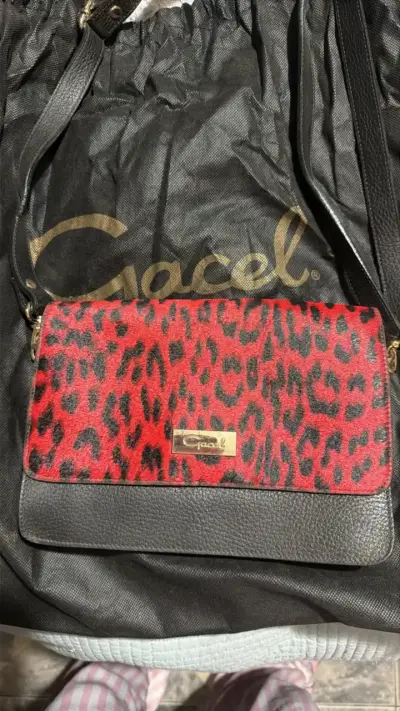 Cartera de mano estampado animal print rojo y negro - miniatura 1