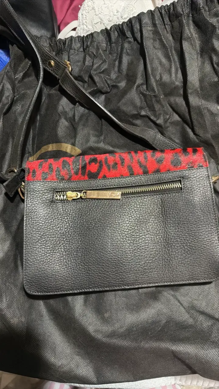 Cartera de mano estampado animal print rojo y negro - 2