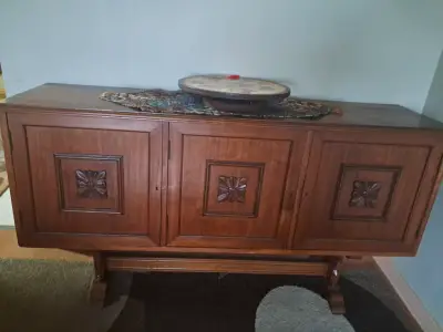Aparador de madera con diseño floral - miniatura 1