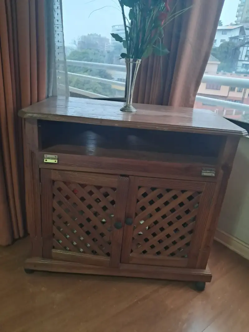 Mueble de madera con puertas entrelazadas