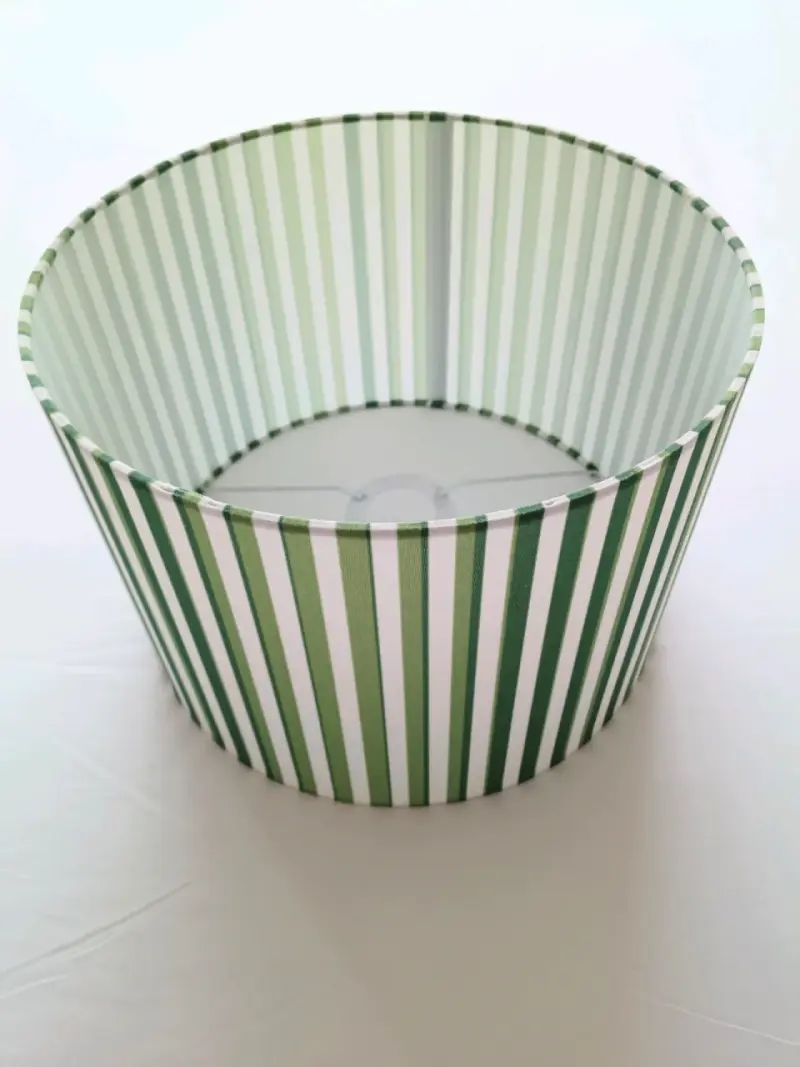 Pantalla de lámpara con diseño de rayas verdes - 1