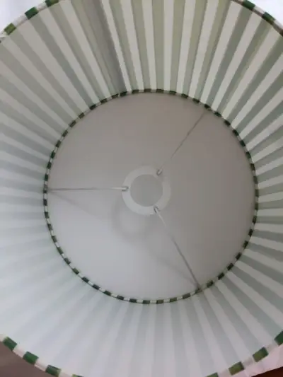 Pantalla de lámpara con diseño de rayas verdes - miniatura 2