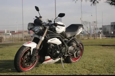 Moto Triumph Speed Triple blanca y negra - miniatura 1