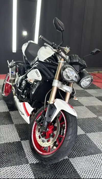 Moto Triumph Speed Triple blanca y negra - miniatura 2