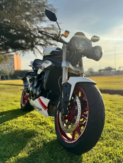 Moto Triumph Speed Triple blanca y negra - miniatura 3